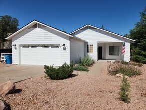 Building Photo - Amazing 2 bed + den / 2 baths in Stone Creek