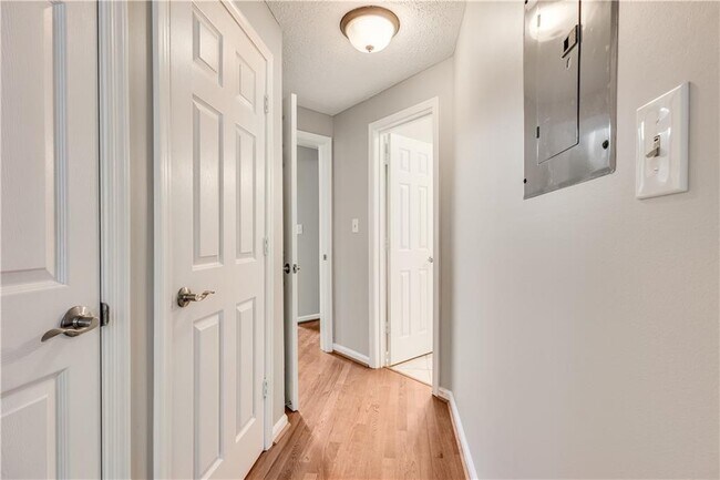 Building Photo - 1250 Parkwood Cir SE