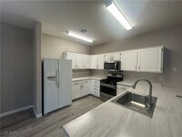 Building Photo - 855 N Stephanie St
