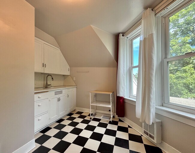 Building Photo - 176 S Chestnut St