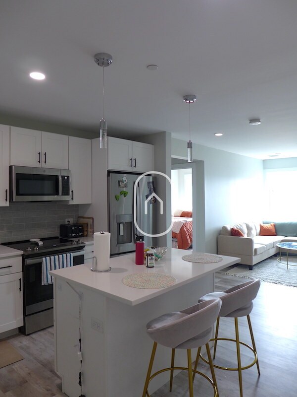 Building Photo - 240 Old Colony Ave