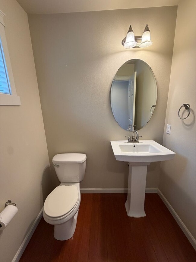 Building Photo - 1204 Burnside Pl