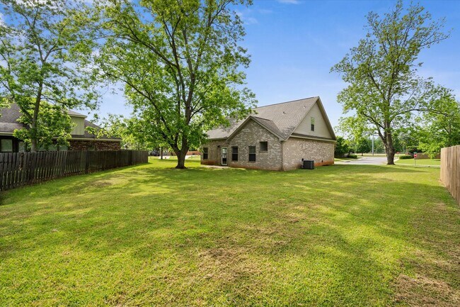 Building Photo - BROOKHAVEN BEAUTY