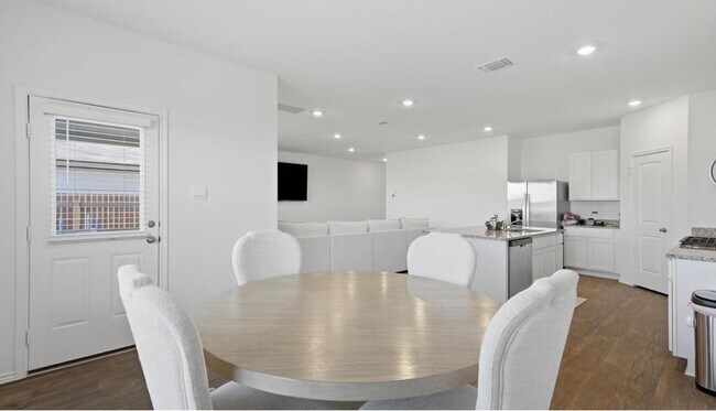 Building Photo - 293 Ebbsfleet Dr