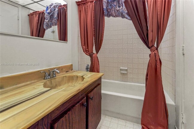 Building Photo - 6556 Racquet Club Dr