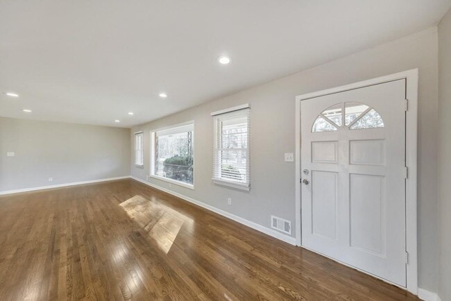 Building Photo - 909 Rosedale Dr