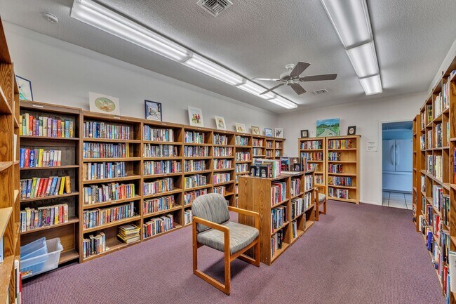 Building Photo - Annual furnished 2 bed/2 bath Villa in Sarasota close to Siesta Key!