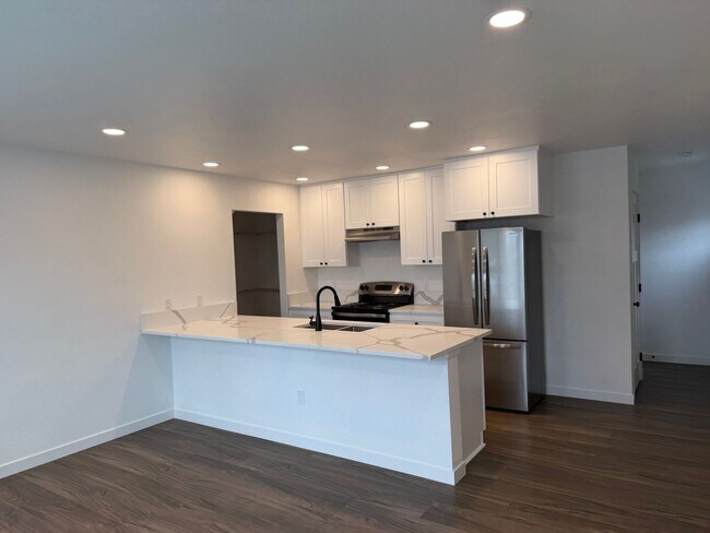 Building Photo - Brand new 3 bedroom 3 full bath townhouse in Thurston! MOVE IN SPECIAL!