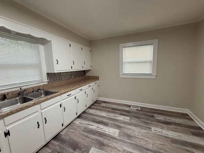 Building Photo - One bedroom, 1 bath duplex in Gibsonville