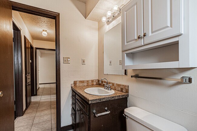 Building Photo - 3 Bed 1.5 Bath in Del City!