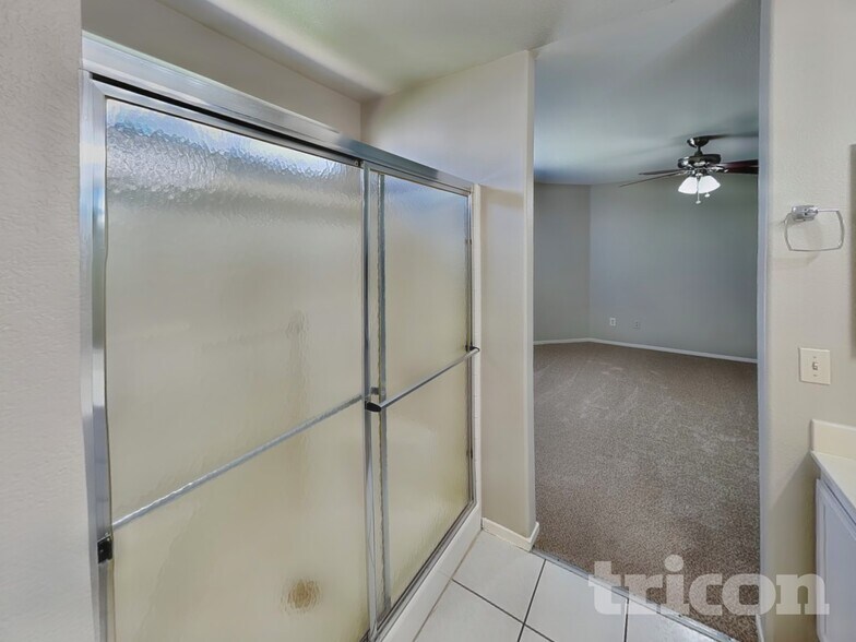 Building Photo - 5703 Roundrock Dr