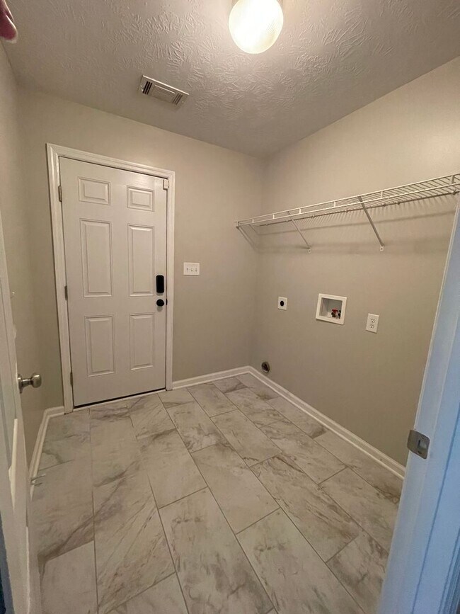 Building Photo - 2068 Lake Forest Dr