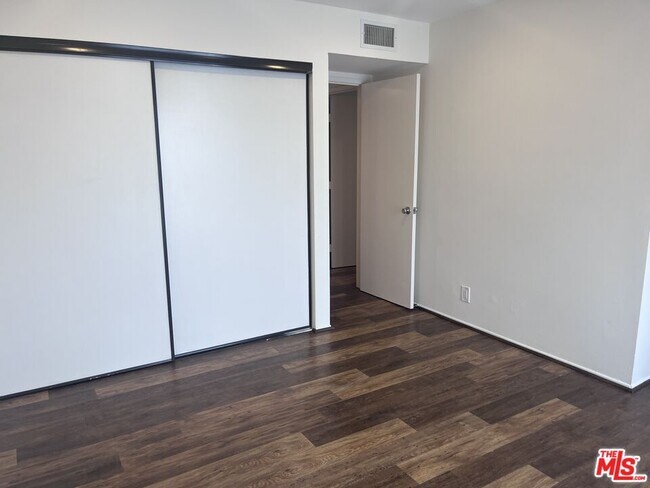 Building Photo - 1134 Alta Loma Rd
