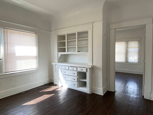 Building Photo - Two Bed, One Bath Apartment Located Downtown