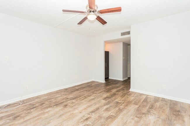 Building Photo - 2900 Cove Cay Dr