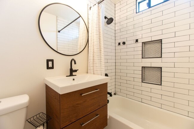 Building Photo - Lakewood Home, 2 Bedroom, 1 Bath with GREAT Backyard Space!