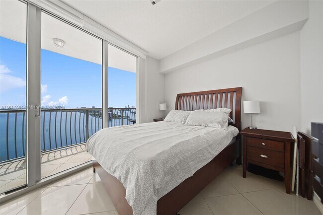Building Photo - 1750 N Bayshore Dr