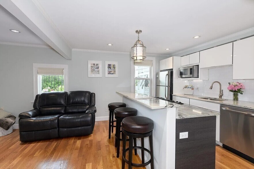 Building Photo - 182 Marion St