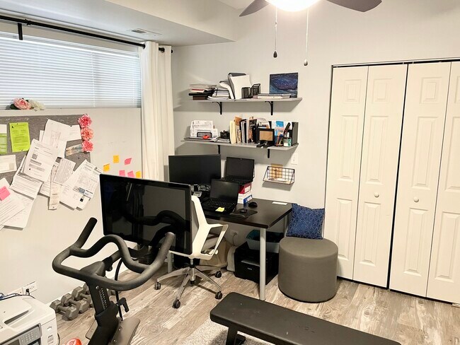 Building Photo - 2724 W Warren Blvd