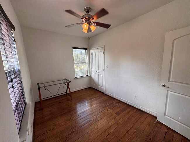 Building Photo - 208 E 38th St