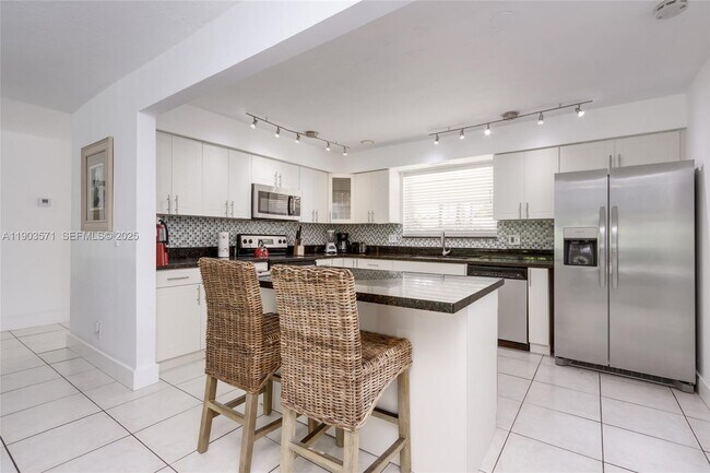 Building Photo - 906 N 13th Ave