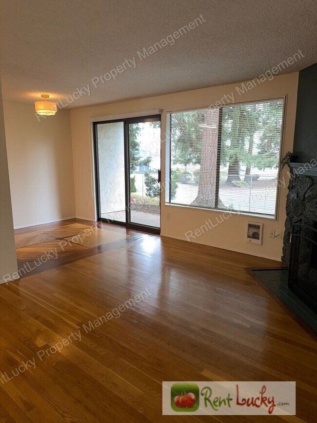 Building Photo - Beautiful 1-Bedroom Condo in Kirkland w/ Covered Parking and Patio Storage!