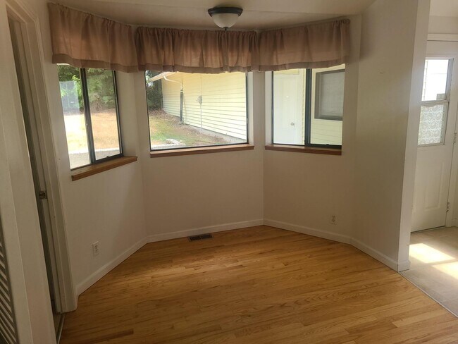Building Photo - 5 Bedroom 3.5 Bathroom in Bothell (North C...