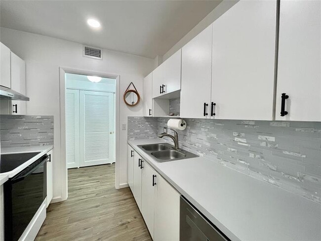 Building Photo - 400 N Riverside Dr