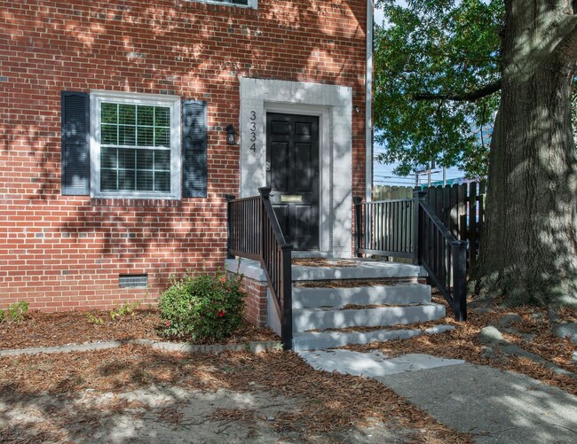 Building Photo - DARLING 2 BEDROOM TOWNHOME IN MUSEUM DISTRICT