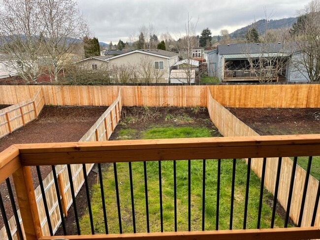 Building Photo - THREE BEDROOM TOWN HOME IN WOODLAND