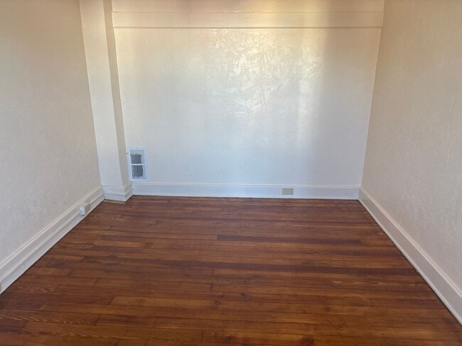 Building Photo - 3 Bedroom 1 Bath 2nd/3rd Floor Apartment-York City SD