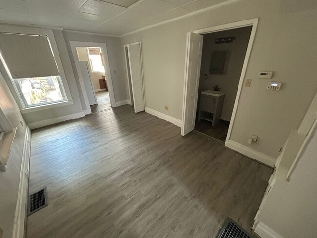 Building Photo - Newly Renovated 2 Bedroom 1.5 Bath in Dorm...