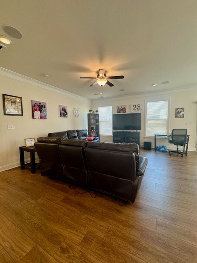 Building Photo - 5BR/4BA w/ Guest Suite + Loft in Hampton Woods