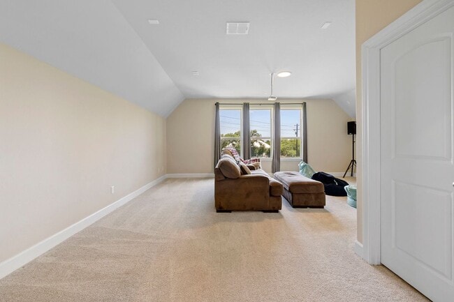 Building Photo - 1747 Dunvegan Pk