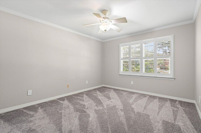 Building Photo - Spacious 4 Bedroom in Desirable Hickory Ridge