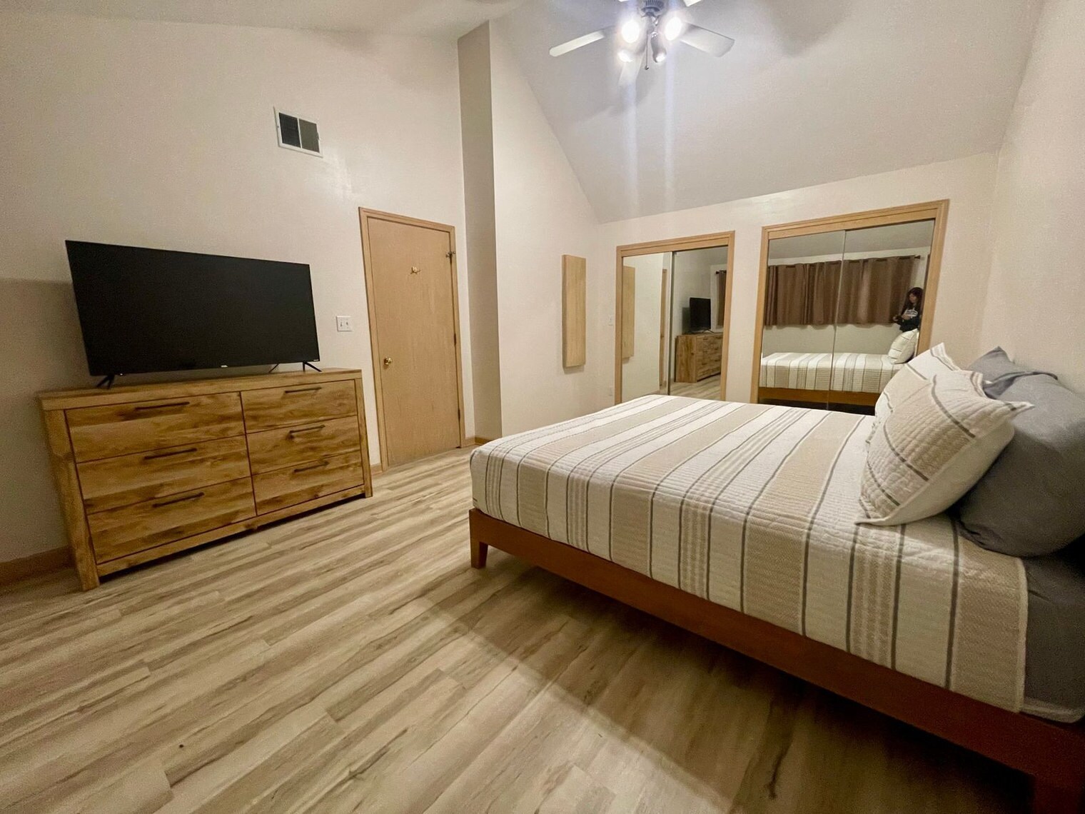 Building Photo - 513 Pine Lake Ave