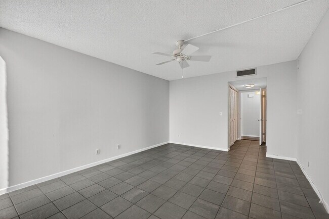 Building Photo - 5540 N Ocean Dr
