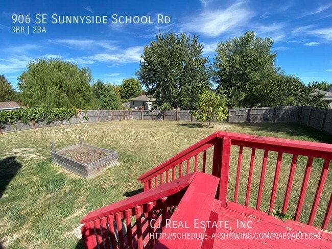 Building Photo - 906 SE Sunnyside School Rd