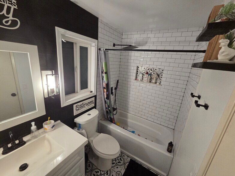 Building Photo - 22 Ridge Crest Cir