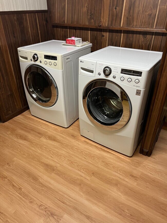 Building Photo - 161 N Gates Ave