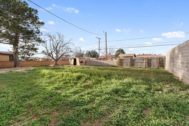 Building Photo - 1401 E 18th St