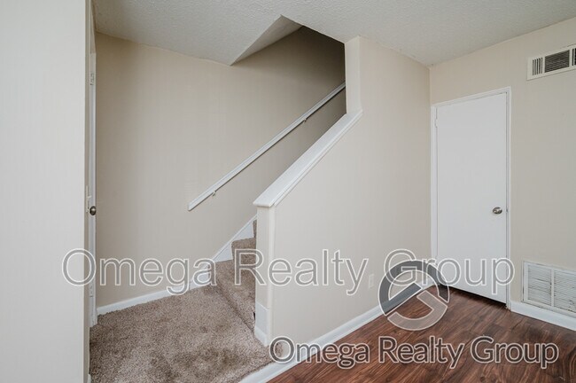 Building Photo - 600 S Broadway Ave