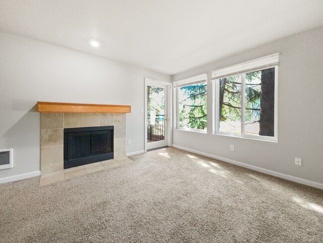 Building Photo - Updated 2BR Condo with Pool, Clubhouse & P...