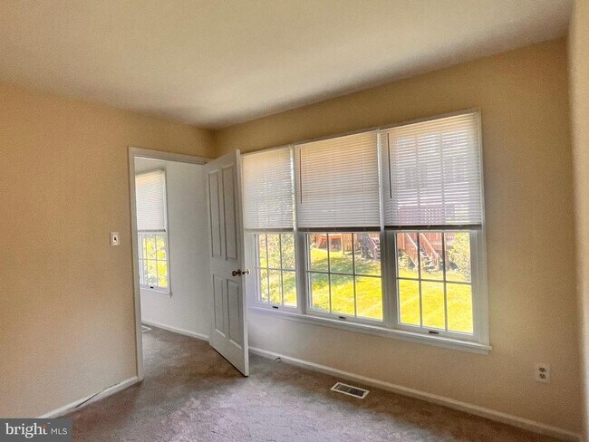 Building Photo - 13 Benjamin Rush Ln