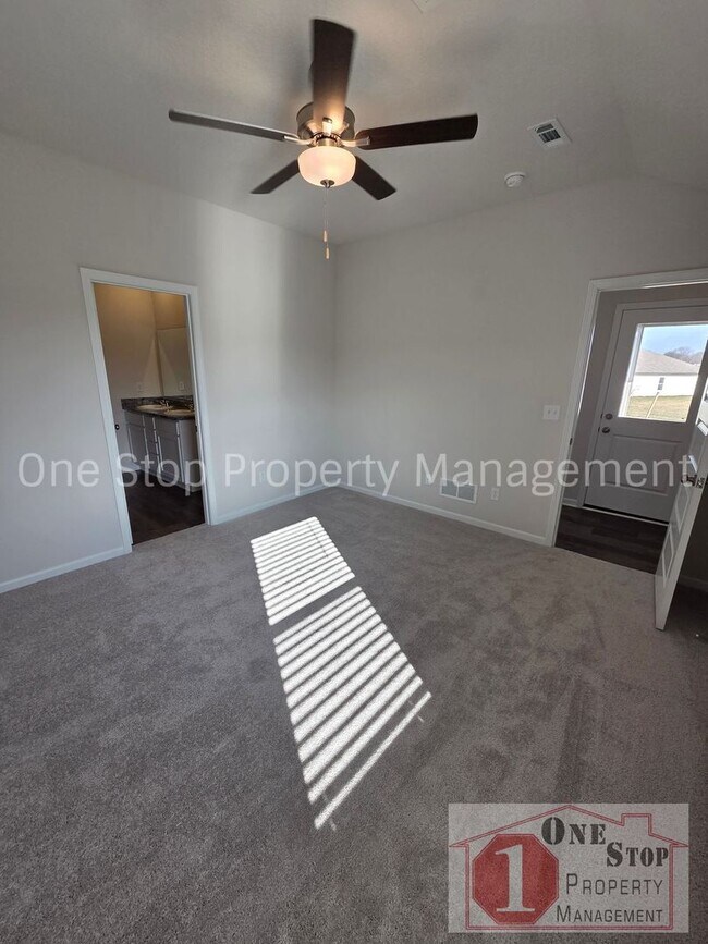 Building Photo - Beautiful 3 Bedroom 2 Bathroom in Blue Springs!