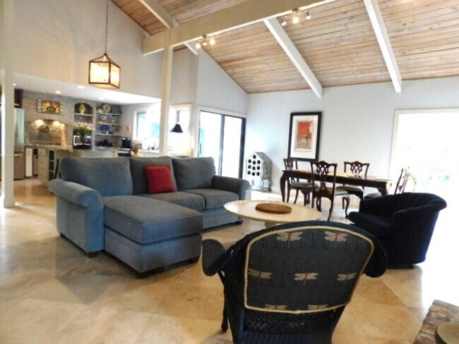 Building Photo - Spacious 2 Bedroom Home Located In Sea Pines