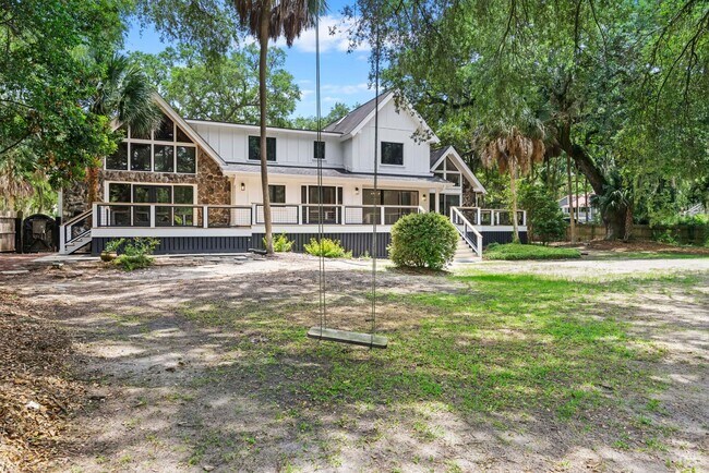 Building Photo - Available 6/15. Stunning, Fully-Rennovated...