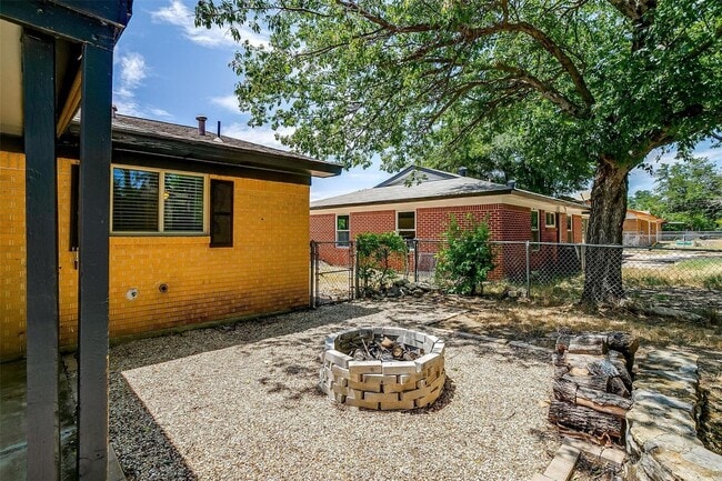 Building Photo - Amazing Home in Western Hills- 3 bed, 1.5 ...