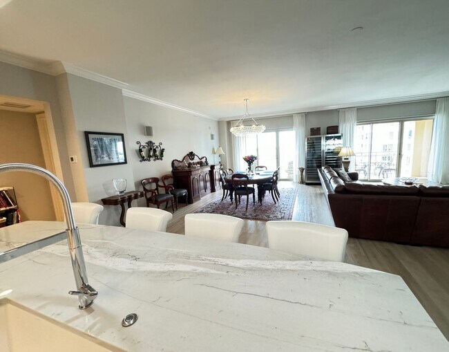 Building Photo - Seasonal/short term 3/2 renovated Ritz Carlton beauty with long water views