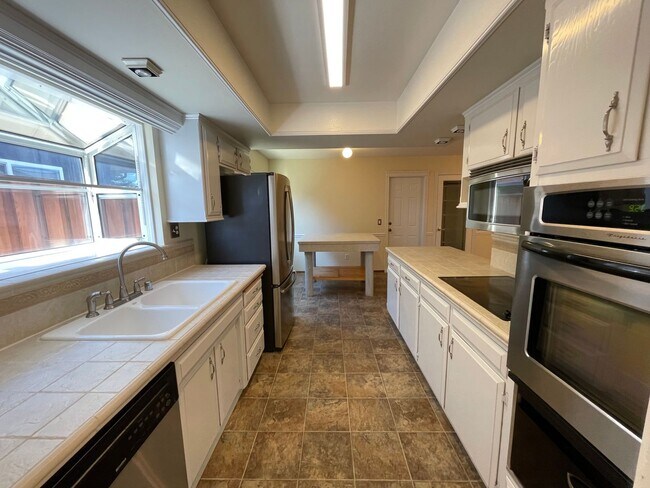 Building Photo - 1428 Roselli Dr